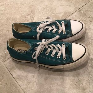 Turquoise converse low tops size 7 women/5 men